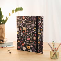 Zakladač s krúžkovou mechanikou Grupo Erik Sleepless Garden A4, 4 krúžky, čierny s kvetinovým vzorom, tvrdé dosky, gumička, školský a kancelársky priečinok 4