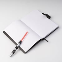Caiet A5 cu puncte Grupo Erik Star Wars Darth Vader și pix sabie laser - negru 3