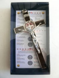 Cruce Sfântul Benedict GTBITALY 20 cm Emailată Maro Argintie Cruce de Perete cu Cutie de Cadou Decor Bisericesc 1