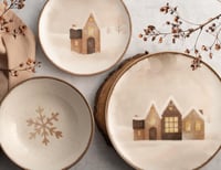 Set de masă de Crăciun H&H Cinnamon Glow din ceramică, 18 piese, cu decor de case nordice pentru ocazii de iarnă 6