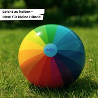 HABA Detská lopta dúhová – 14 cm, s ventilom, robustný plast, lopta na hranie v interiéri aj exteriéri, od 2 rokov – 2012749001 4