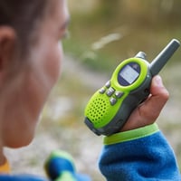 HABA Terra Kids Walkie-Talkie – rază de acțiune 5 km, 8 canale, 446 MHz, lanternă LED, clemă de prindere detașabilă, reîncărcabil prin USB, verde deschis, 2 bucăți 2