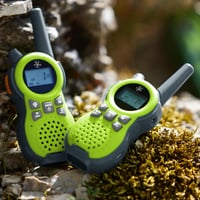 HABA Terra Kids Walkie-Talkie – rază de acțiune 5 km, 8 canale, 446 MHz, lanternă LED, clemă de prindere detașabilă, reîncărcabil prin USB, verde deschis, 2 bucăți 8
