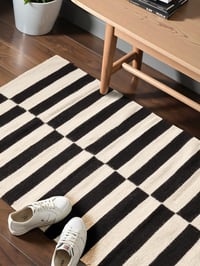 Vlnený koberec Hanse Home Vika – ručne tkaný, pruhovaný, čierno-prírodná biela, 80x150 cm – obývačka, spálňa, jedáleň, predsieň 6