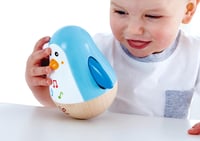 Hape E0331 Drevený hojdací tučniak so zvončekom, modrý – Senzorická hračka na rozvoj motoriky a rovnováhy od 6 mesiacov 9