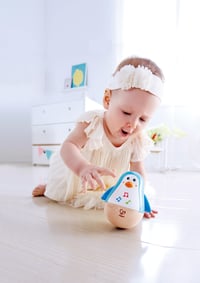 Hape E0331 Drevený hojdací tučniak so zvončekom, modrý – Senzorická hračka na rozvoj motoriky a rovnováhy od 6 mesiacov 10