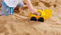 Hape E4054 Detské rýpadlo na pieskovisko a pláž – Terénne vozidlo s veľkými kolesami, vonkajšia hračka do piesku a vody od 18 mesiacov 2