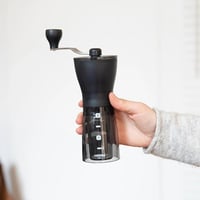 Hario Mini Mill Slim Plus kézi kávédaráló - átlátszó fekete - 24 g 4