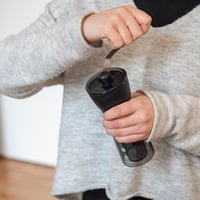Hario Mini Mill Slim Plus kézi kávédaráló - átlátszó fekete - 24 g 5