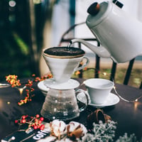 HARIO V60 01 Kerámia Kávécsepegtetõ Fehér Kávékészítõ Csatornás Kiöntõvel 7