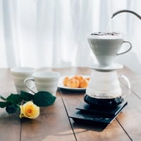 HARIO V60 01 Kerámia Kávécsepegtetõ Fehér Kávékészítõ Csatornás Kiöntõvel 6