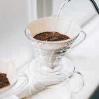 Hario V60 priehľadný kávový dripper 02 - pre 1-4 šálky, japonská výroba, číry plast, ručný prekvapkávač na kávu 5