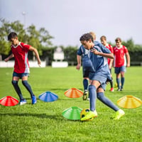 HBWHNIU 50 ks označovacích kužeľov na futbalový tréning, 5-farebná súprava športových kužeľov s držiakom a sieťovanou taškou, na koordinačný tréning 5