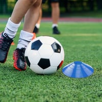 HBWHNIU 50 ks označovacích kužeľov na futbalový tréning, 5-farebná súprava športových kužeľov s držiakom a sieťovanou taškou, na koordinačný tréning 4
