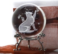 HDCRYSTALGIFTS 3D Lézergravírozott Macska Kristálygömb Állvánnyal 6,5cm 3