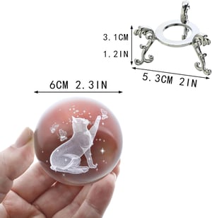 HDCRYSTALGIFTS 3D laserom gravírovaná krištáľová guľa s mačkou a stojanom - 6,4 cm, priehľadná