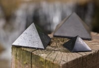 Heka Naturals Shungit piramis szett 3 darab 10 cm fekete ásványkő dísz meditációhoz nappaliba 4