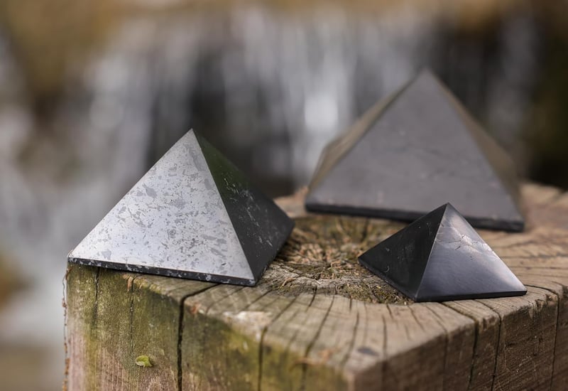 Heka Naturals Shungit piramis szett 3 darab 10 cm fekete ásványkő dísz meditációhoz nappaliba