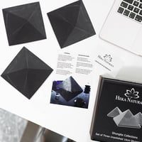 Heka Naturals Shungit piramis szett 3 darab 10 cm fekete ásványkő dísz meditációhoz nappaliba 2