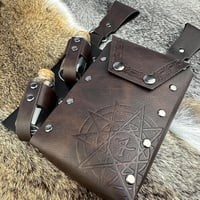 HiiFeuer Középkori Alkimista Műbőr Övtáska 4 Parafa Varázsital Üveggel - Barna Fantasy Varázsló Derékzsák LARP Rendezvényekhez

AI: I've cre 4