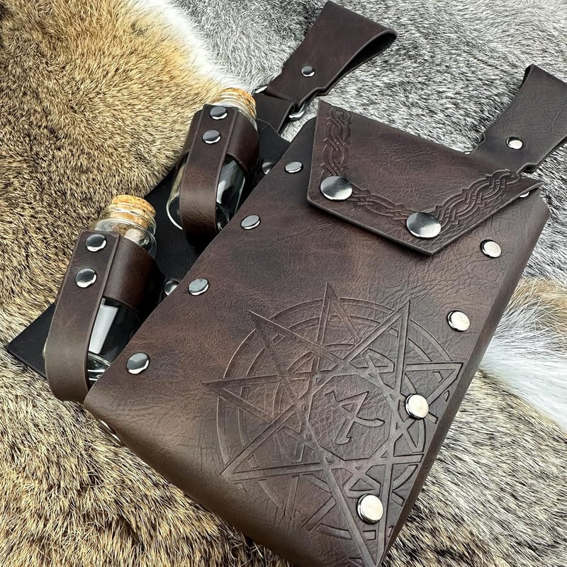HiiFeuer Középkori Alkimista Műbőr Övtáska 4 Parafa Varázsital Üveggel - Barna Fantasy Varázsló Derékzsák LARP Rendezvényekhez

AI: I've cre