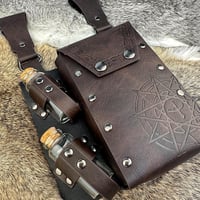 HiiFeuer Középkori Alkimista Műbőr Övtáska 4 Parafa Varázsital Üveggel - Barna Fantasy Varázsló Derékzsák LARP Rendezvényekhez

AI: I've cre 5