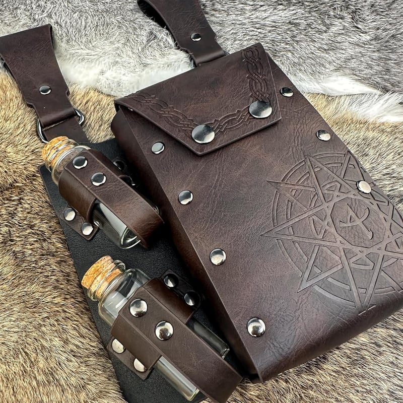 HiiFeuer Középkori Alkimista Műbőr Övtáska 4 Parafa Varázsital Üveggel - Barna Fantasy Varázsló Derékzsák LARP Rendezvényekhez

AI: I've cre