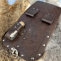 HiiFeuer Középkori Alkimista Műbőr Övtáska Parafa Varázsital Palackkal - Fantasy Varázsló Derékzsák 4 Zsebbel Halloween Jelmezhez (Barna) 4