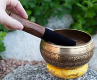 Himalayan Bazaar Nagy Tibeti Hangtál Szett - Bronz, 5 Hüvelykes - Meditációhoz, Relaxációhoz - Mantra Mintával, Selyempárnával

AI: Himalaya 8