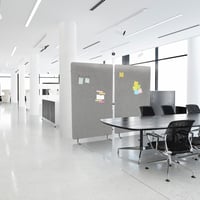 Akustický deliaci paraván do kancelárie OFFICE FLEXMIUT 891013, výška 142 cm, stojanová kancelárska zástena so zvukovoizolačnou nástenkou na pripínanie, svetlosivá 4