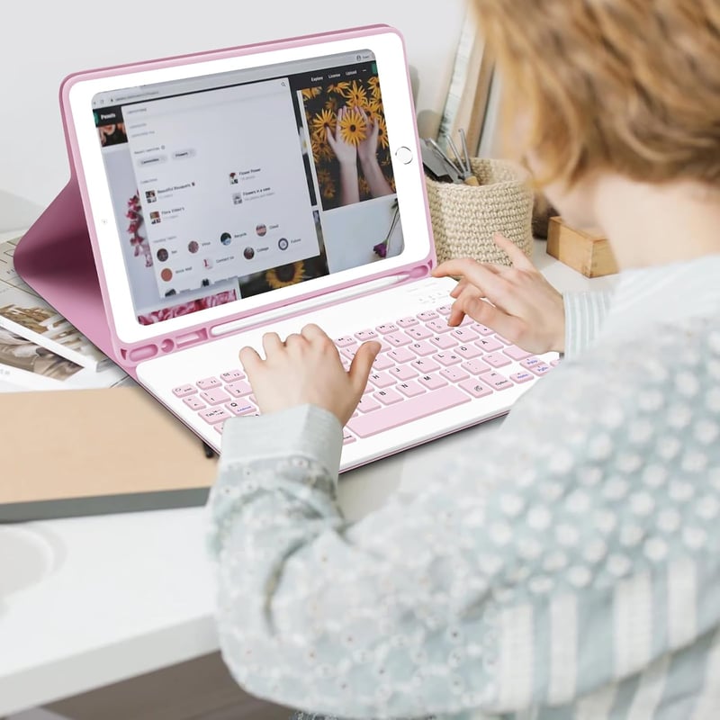 Hofsos iPad 10.2" Billentyűzetes Tok QWERTZ Mágneses Ceruza Tartóval Rózsaszín