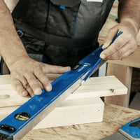 Högert Technik HT4M010 alumínium vízmérték 100 cm, 3 libellával (0°/45°/90°), ütéscsillapító végsapkákkal, 100x5,65x2,1 cm 2