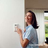 Inteligentný nástenný termostat Homematic IP so snímačom vlhkosti 156669A0 – Digitálny termostat pre radiátorové/podlahové kúrenie, aplikácia, Alexa, Google Home 2