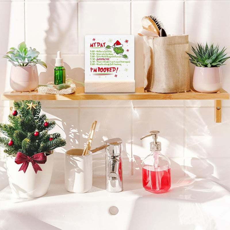 Decorațiune de Crăciun pentru Masă Grinch Homythe - Placă Ceramică cu Suport din Lemn, Decor Rustic Cinematic, Formă Pătrată, 11x10 cm