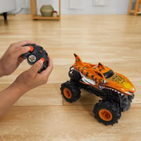 RC auto na diaľkové ovládanie Hot Wheels Monster Trucks HW Tiger Shark v mierke 1:24, s pohonom 4WD a terénnymi pneumatikami, HNV03 3