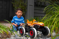 RC auto Hot Wheels Monster Trucks Tiger Shark s technológiou Terrain Stomp, režim Wheelie, jazda na 2 alebo 4 kolesách, od 4 rokov, HGV87 2