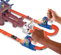 Hot Wheels RacerVerse Pókember Hálóvető Versenypálya Spider-Man és Black Panther Kisautókkal, Dr. Octopus Elől Menekülve, 4+ Éves Gyerekekne 3