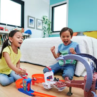 Hot Wheels RacerVerse Pókember Hálóvető Versenypálya Spider-Man és Black Panther Kisautókkal, Dr. Octopus Elől Menekülve, 4+ Éves Gyerekekne 2