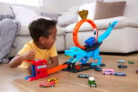 Autodráha Hot Wheels T-Rex útočí HNP77 – Hra na šikovnosť s loopingom, útok dinosaura, policajná stanica, od 4 rokov 2