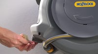 Tambur cu furtun montabil pe perete Hozelock Auto Reel cu furtun de 25 m – Suport automat pentru furtun de grădină 9