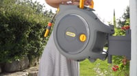 Tambur cu furtun montabil pe perete Hozelock Auto Reel cu furtun de 25 m – Suport automat pentru furtun de grădină 4