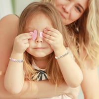 I LOVE MOM 2000 bucăți mărgele pentru înșirat, mărgele cu litere A-Z, mărgele cu inimioare negre și colorate, set DIY pentru brățări și bijuterii 6