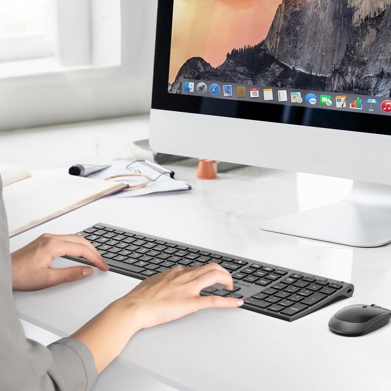 iClever 2.4G Vezeték Nélküli Billentyűzet és Egér Szett, USB-C Újratölthető, Teljes Méretű, Vékony és Tartós, Windows 7/8/10 és Mac OS Kompa
