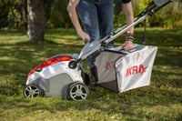 Elektrický vertikutátor IKRA IEVL 1738 – 1700 W, pracovná šírka 38 cm, nastaviteľná pracovná hĺbka, 50 l zberný kôš 5