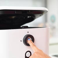 Elektrický kuchynský kompostér InnovaGoods s objemom 3 litre, nádoba na odpad bez zápachu s nepriľnavým povrchom, biela, recyklácia organického odpadu 3