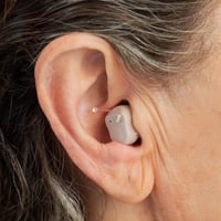 InnovaGoods Hearzy Fülhallgató Hangerősítő 3 Móddal, Mikrofon és Hordtáska 4