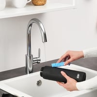 Fľaša na vodu ion8 1000 ml – Nepriepustná, otváranie jednou rukou, vhodná do umývačky riadu, bez BPA, s držadlom na prenášanie, na šport a do posilňovne, čierna 8