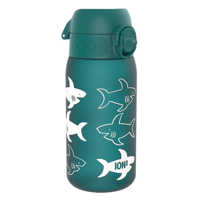 Sticlă pentru copii ion8, 350 ml, Model cu rechini, Etanșă, Deschidere cu o singură mână, Lavabilă în mașina de spălat vase, Fără BPA, Mâner de transport, Capac cu deschidere rabatabilă