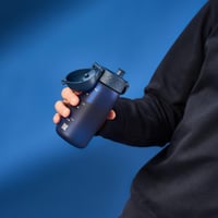 Detská fľaša na vodu ion8 350 ml, nepriepustná, otváranie jednou rukou, vhodná do umývačky riadu, bez obsahu BPA, rukoväť na prenášanie, výklopné veko, klimaticky neutrálna 8