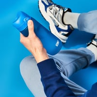 Fľaša na vodu ION8 750 ml, modrá, nepriepustná, otváranie jednou rukou, bez obsahu BPA, vhodná do umývačky riadu — používaná (stav: pozri 2. obrázok) 4